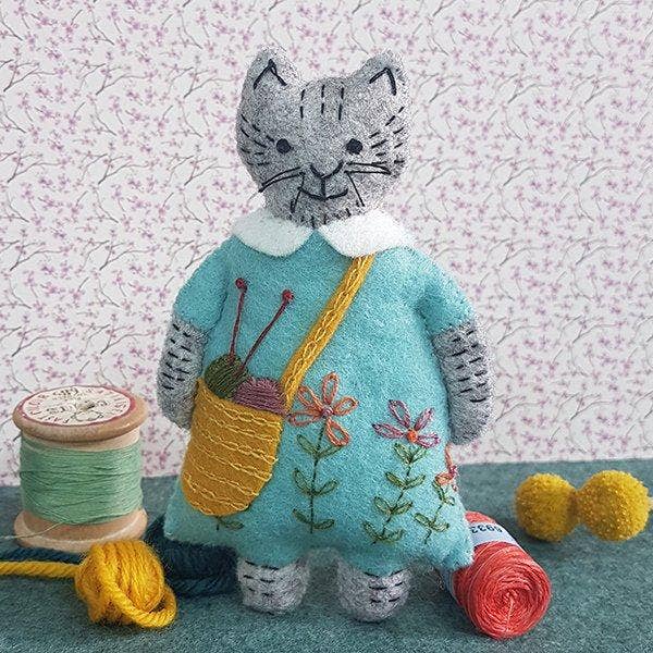 Mrs. Cat Loves Knitting Felt Craft Mini Kit: English - Out of the Blue