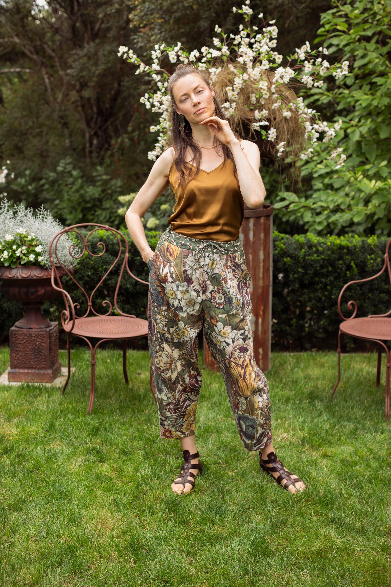 Love Grows Wild Boho Linen Bee Print Cropped Artist Pants - Out of the Blue