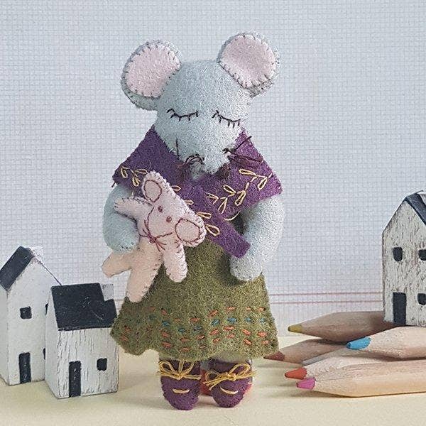 Little Miss Mouse Felt Craft Mini Kit: English - Out of the Blue