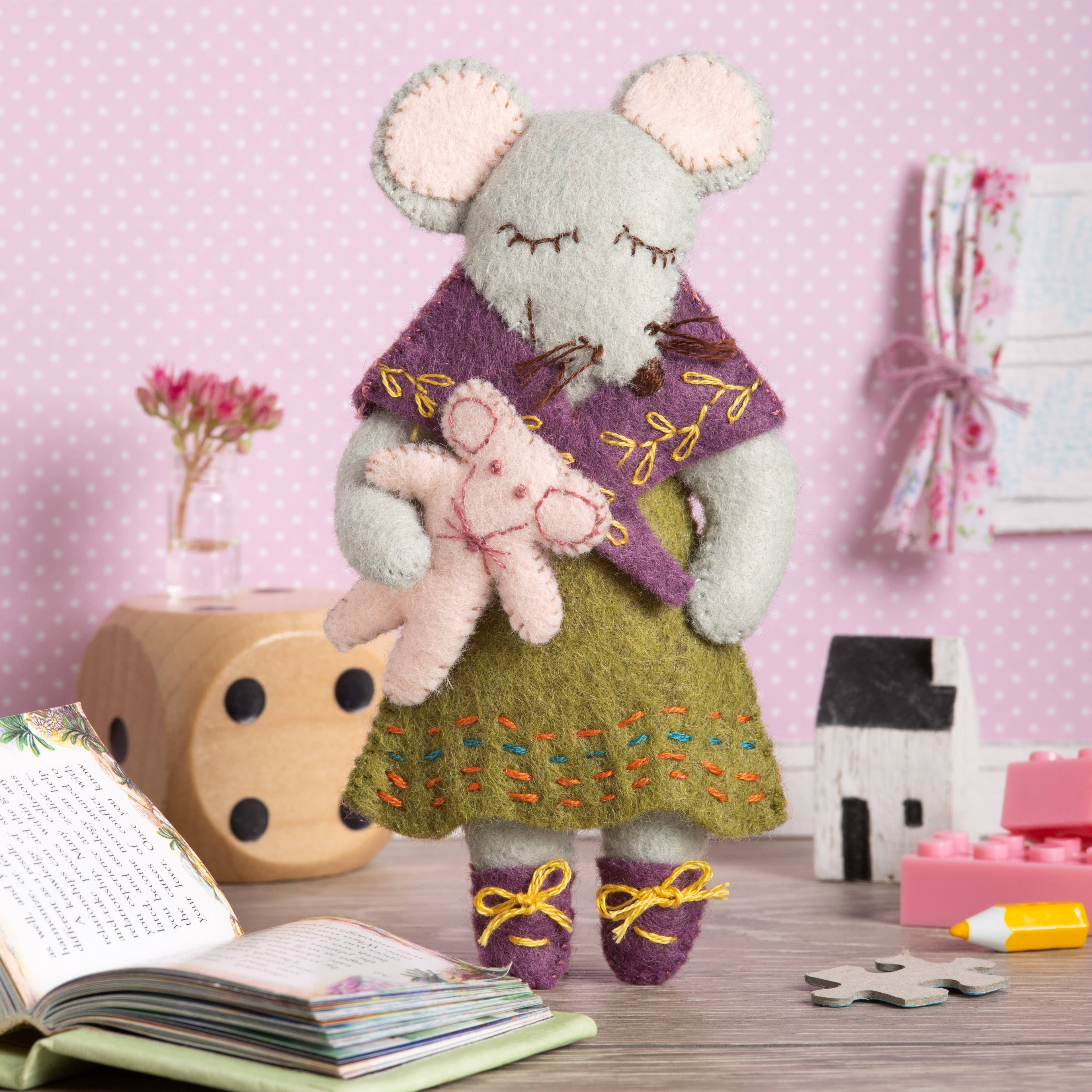 Little Miss Mouse Felt Craft Mini Kit: English - Out of the Blue