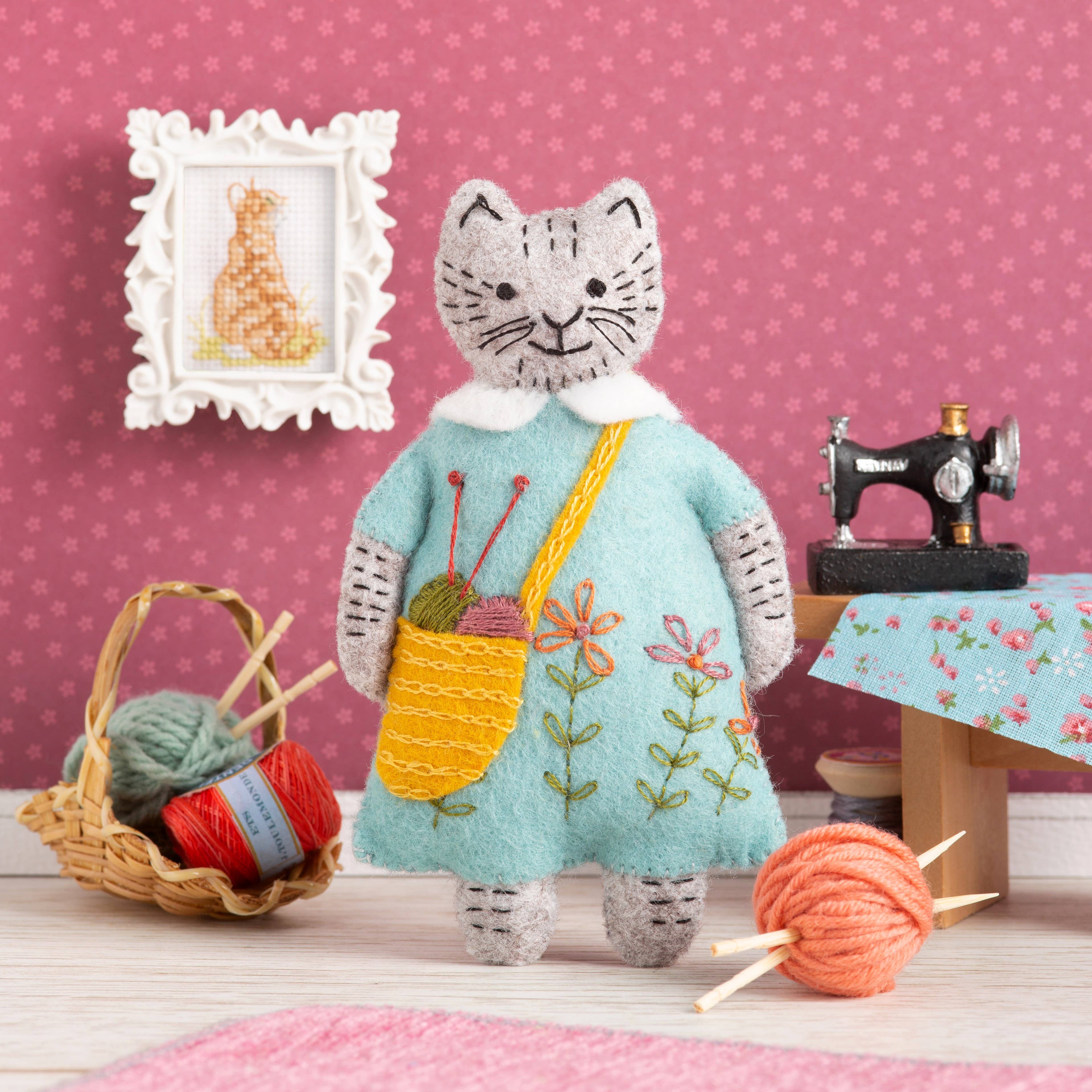 Mrs. Cat Loves Knitting Felt Craft Mini Kit: English - Out of the Blue
