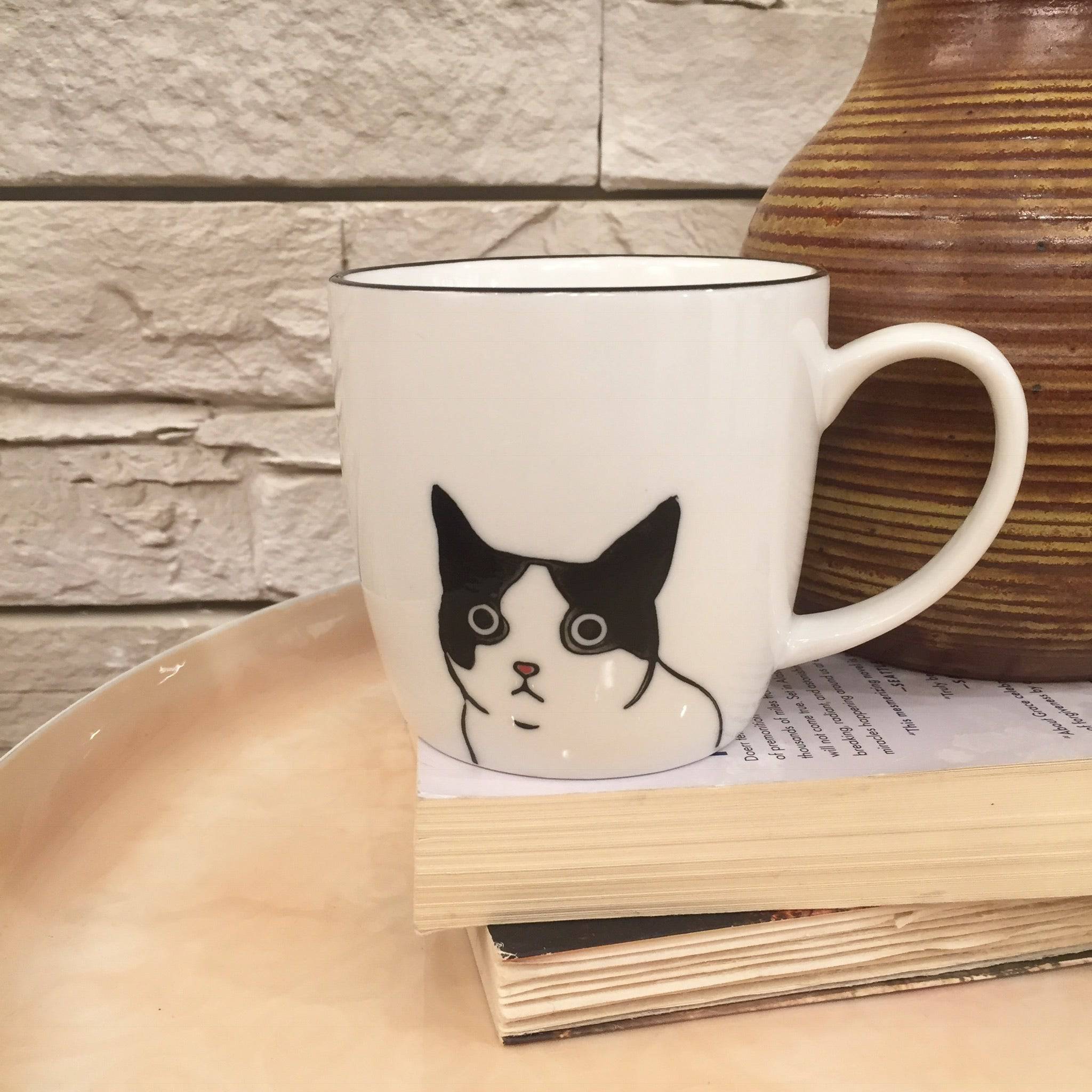 MUG PEERING CAT - Out of the Blue