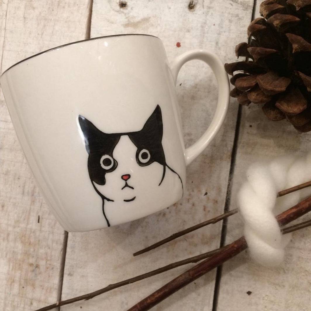 MUG PEERING CAT - Out of the Blue