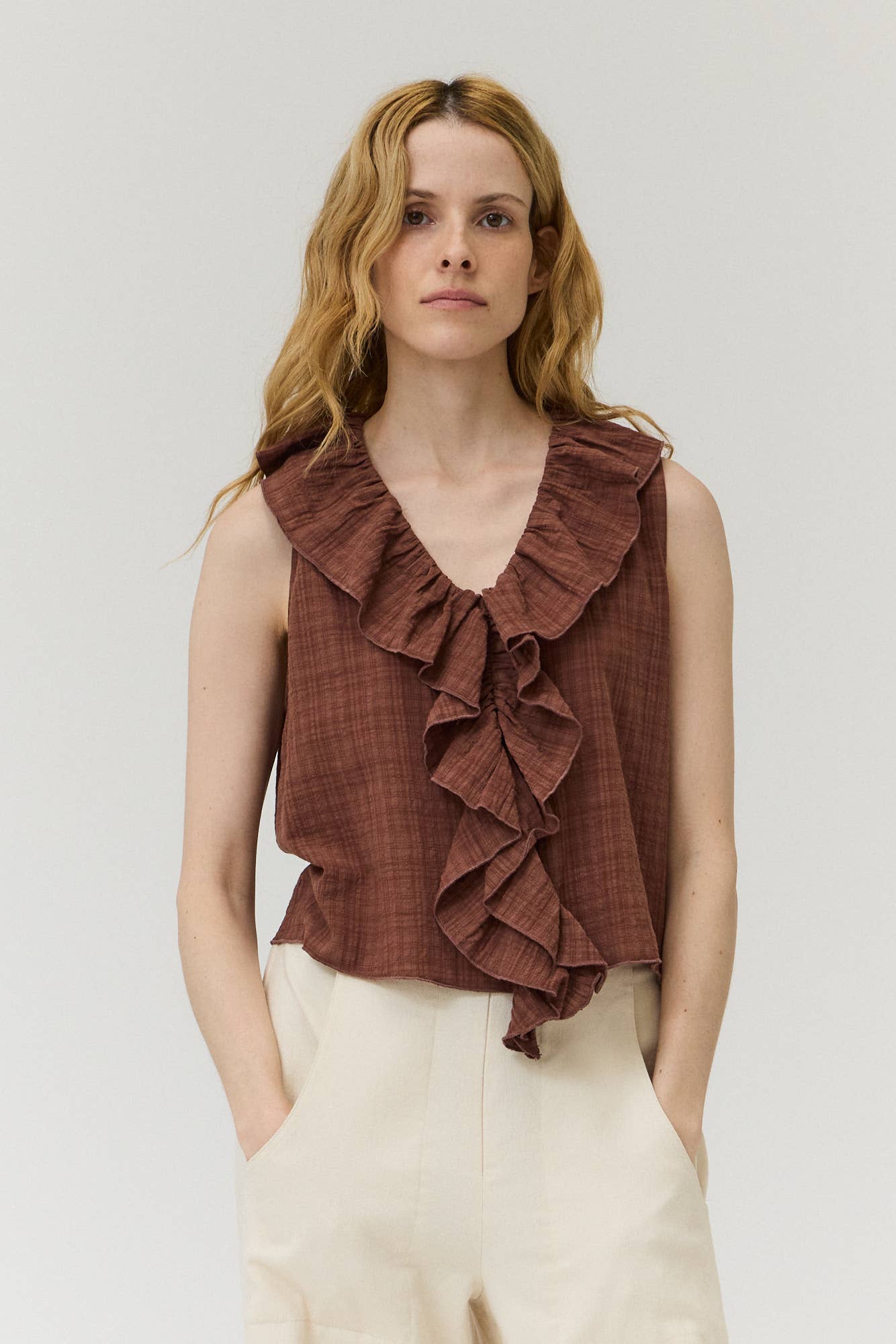 42100 - RUFFLE SLEEVELESS TOP - Out of the Blue