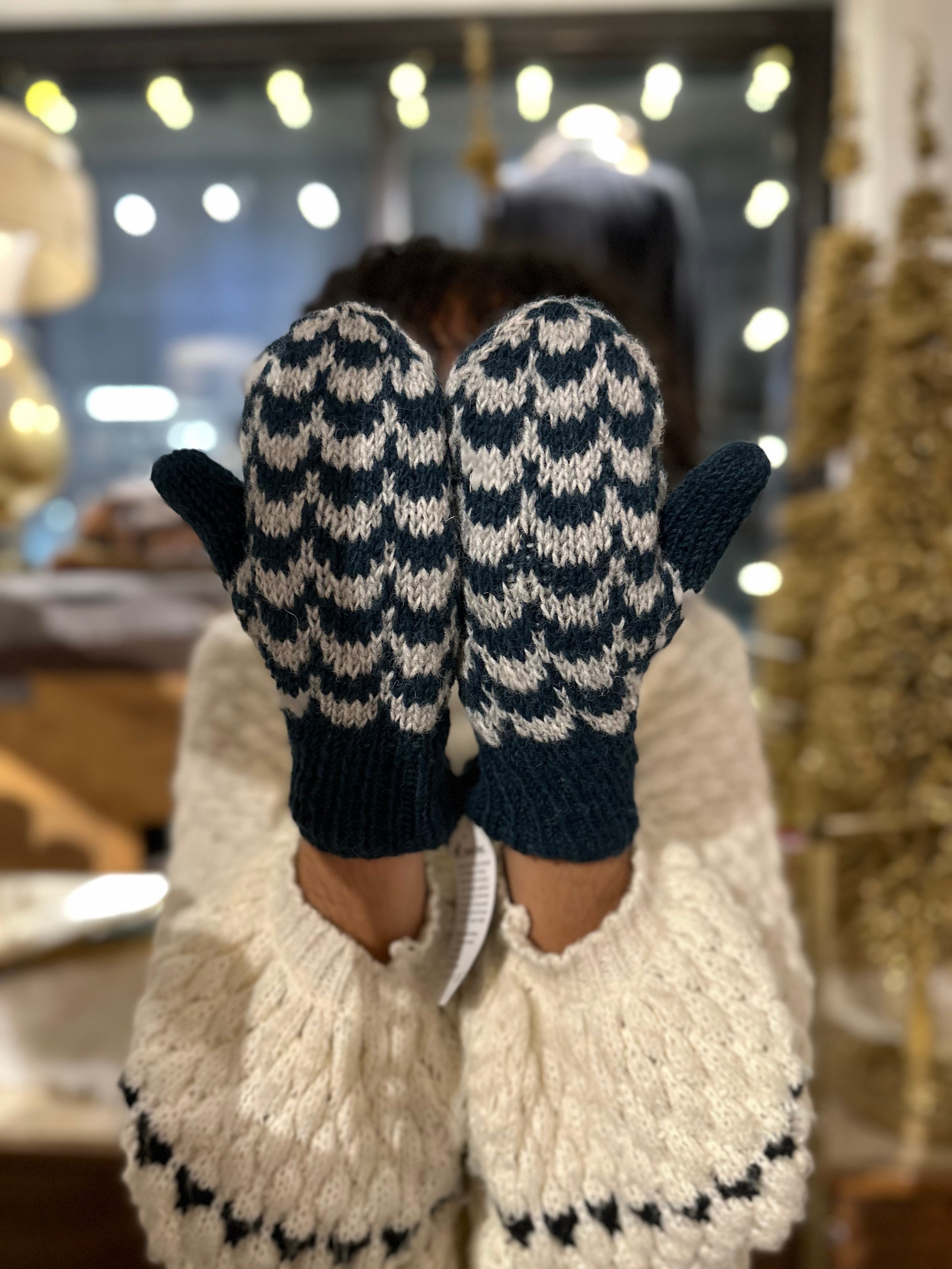 Wave Mitten