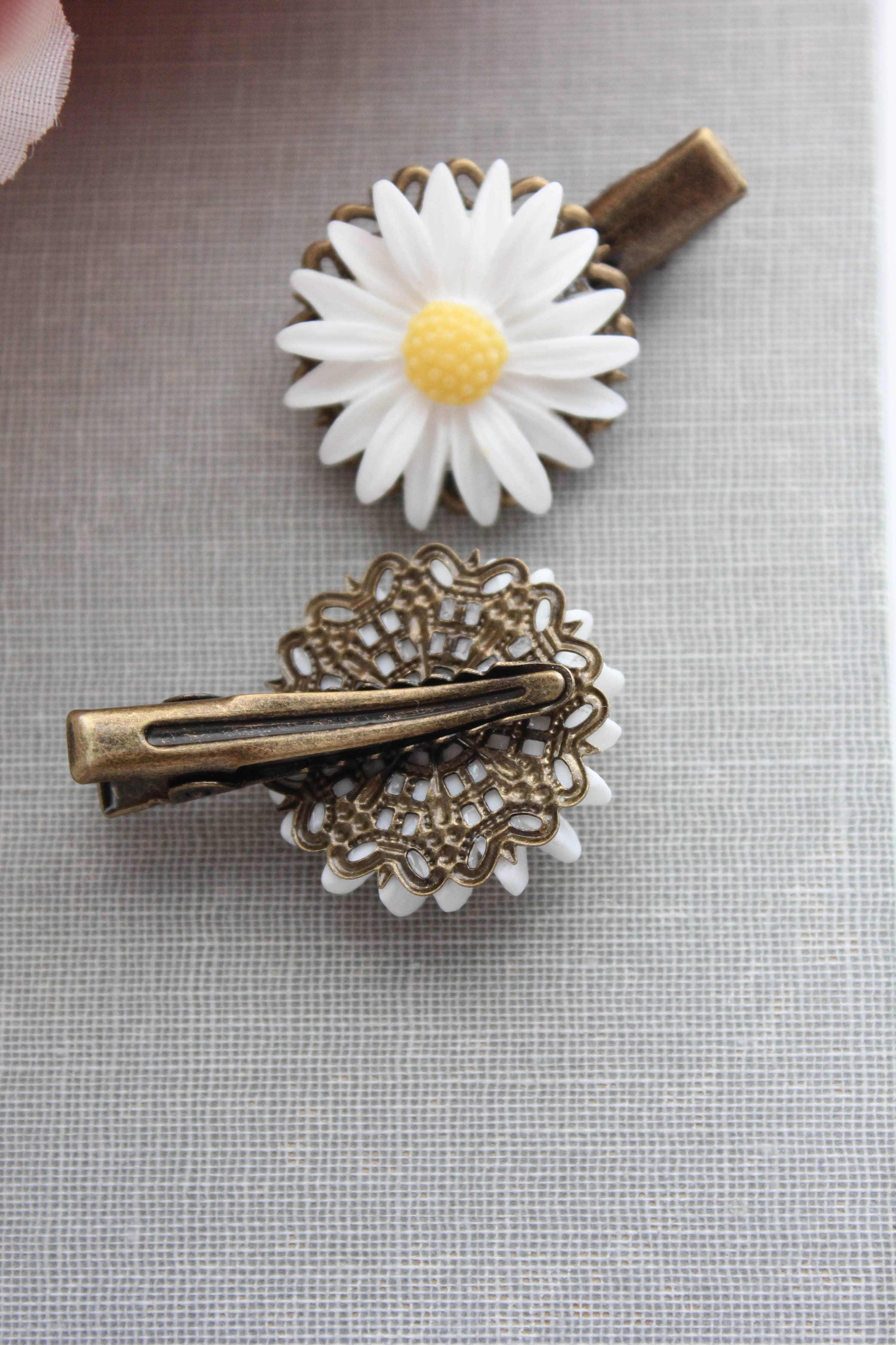 White Daisy Alligator Hair Clips - Two Piece