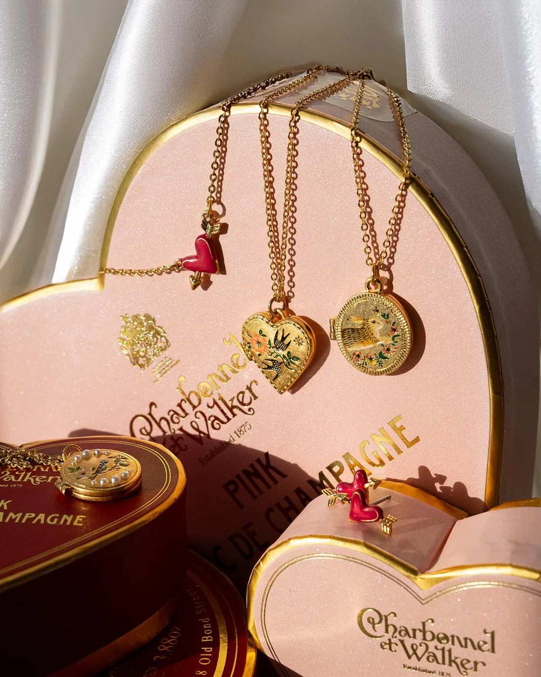 RUNNING BUNNNY LOCKET