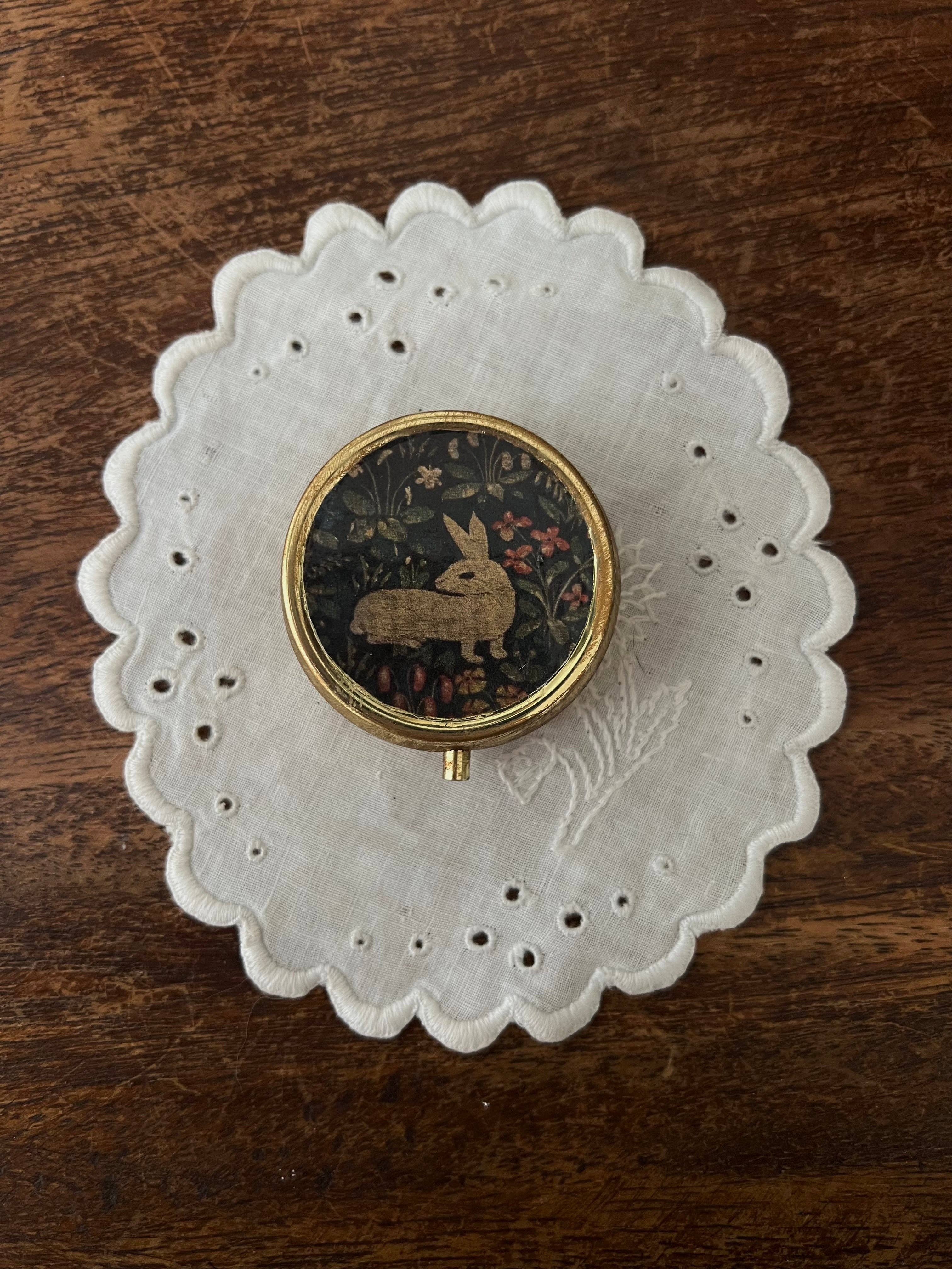 Boîte à pilules Vintage Rabbit - Out of the Blue