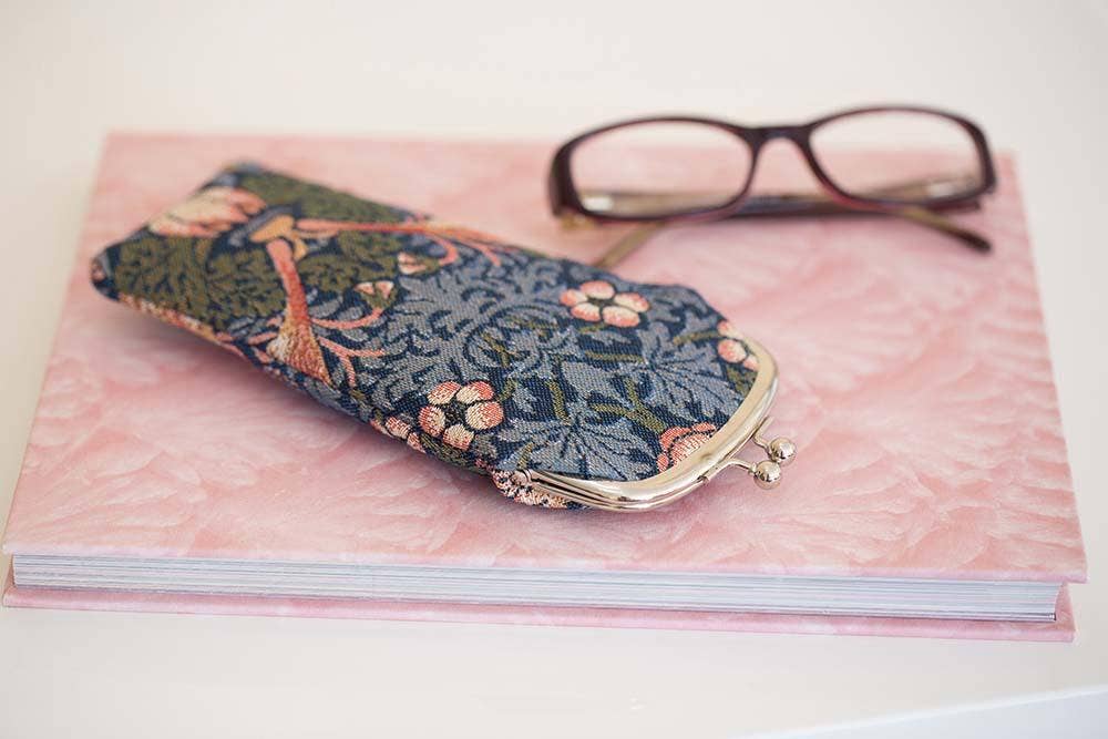 GPCH-STBL | WILLIAM MORRIS STRAWBERRY THIEF BLUE GLASSES SUNGLASSES POUCH CASE - Out of the Blue