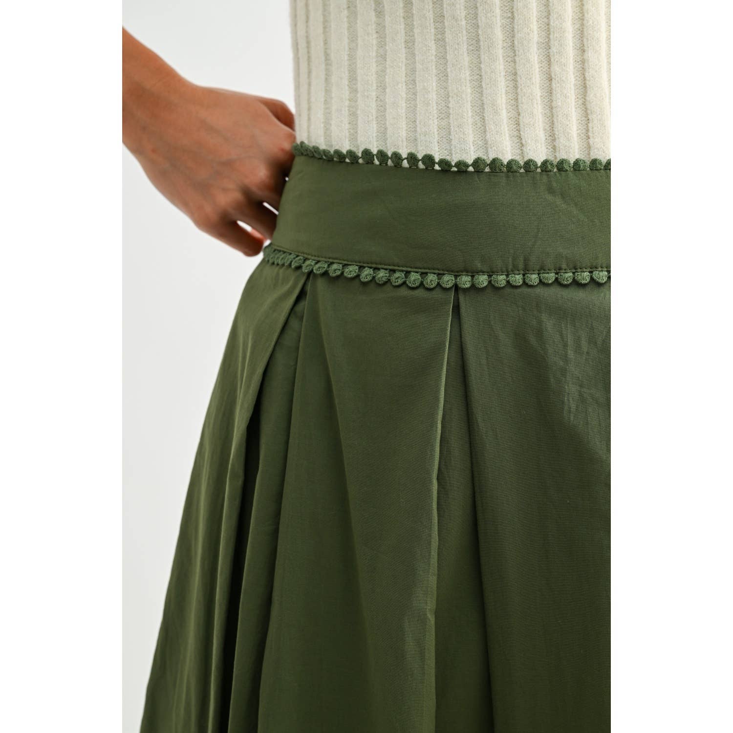 EMBROIDERED OLIVE GREEN HIGH-WAIST MIDI SKIRT - Out of the Blue