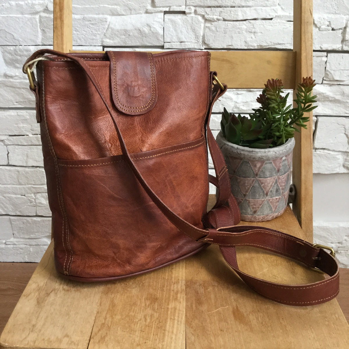 10 LEATHER BUCKET BAG
