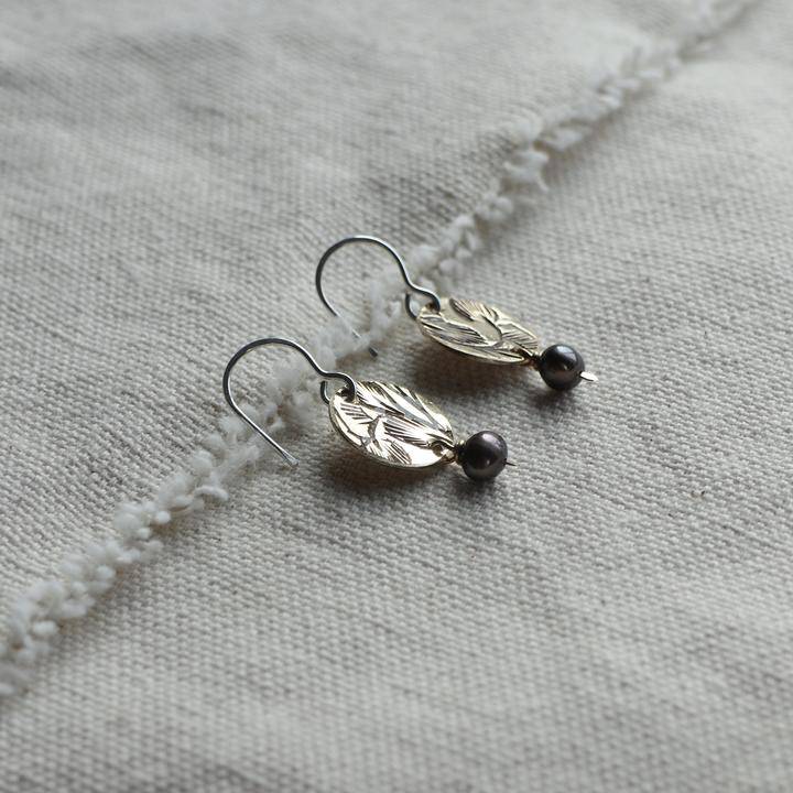 COIN PEARL EARRING - Out of the Blue